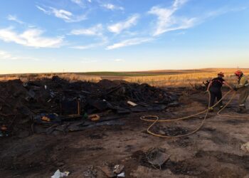 Bomberos del parque comarcal de Peñaranda sofocan un incendio que se ha originado esta tarde en una escombrera de Macotera