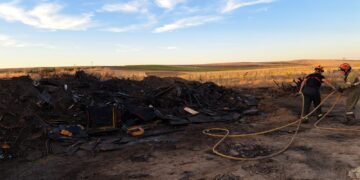 Bomberos del parque comarcal de Peñaranda sofocan un incendio que se ha originado esta tarde en una escombrera de Macotera