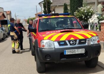 Susto en Villoria: los Bomberos de Peñaranda liberan a un menor que se había puesto unos grilletes mientras jugaba
