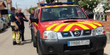 Susto en Villoria: los Bomberos de Peñaranda liberan a un menor que se había puesto unos grilletes mientras jugaba