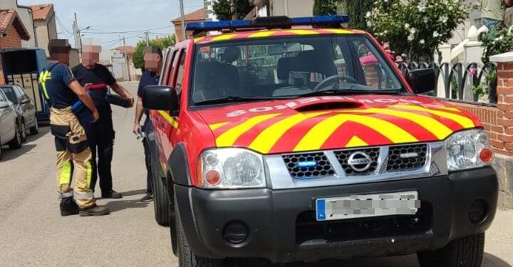 Susto en Villoria: los Bomberos de Peñaranda liberan a un menor que se había puesto unos grilletes mientras jugaba
