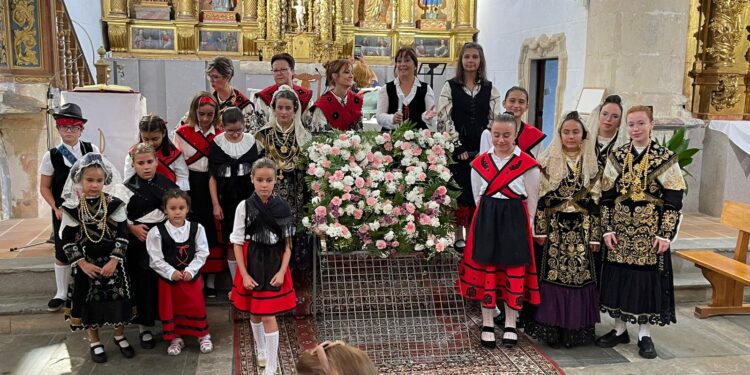 El Campo de Peñaranda se llena de aires charros para la ofrenda floral a Nuestra Señora de la Asunción en la iglesia