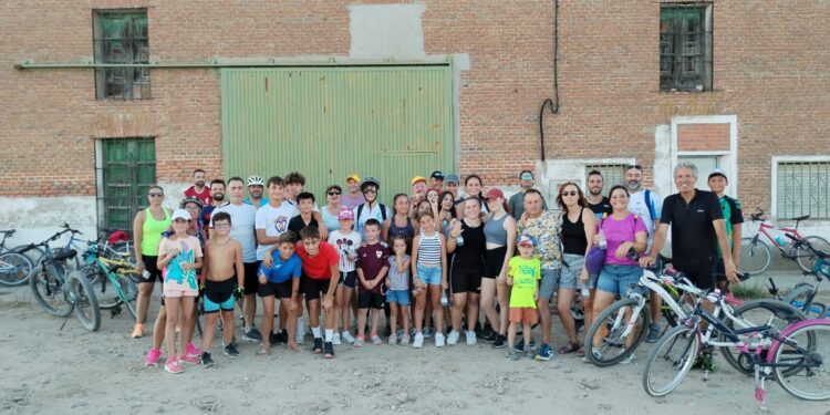 Éxito de participación en la marcha cicloturista en El Campo de Peñaranda con un recorrido hasta el azud de Riolobos