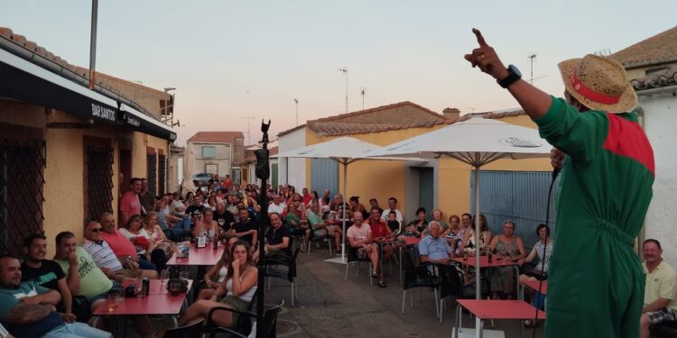 El Campo de Peñaranda disfruta con la actuación del conocido monologuista Alberto Cabrillas en su Semana Cultural