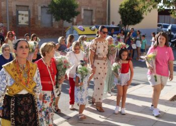 Cantalpino celebra su tradicional ofrenda floral a la Virgen de la Asunción con el acompañamiento musical de El Mariquelo