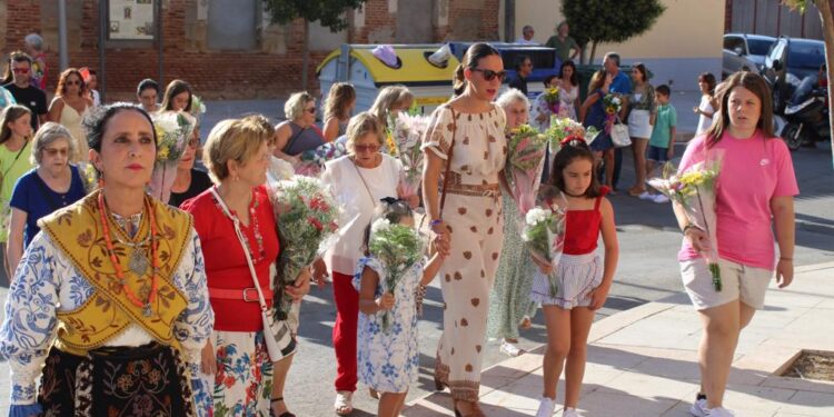 Cantalpino celebra su tradicional ofrenda floral a la Virgen de la Asunción con el acompañamiento musical de El Mariquelo