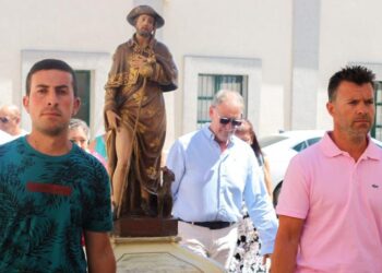 Cantalpino recupera la procesión de San Roque y sus vecinos acompañan al santo en un breve y rápido desfile