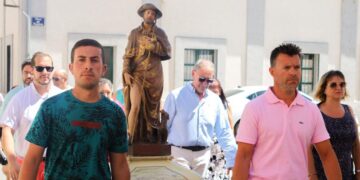 Cantalpino recupera la procesión de San Roque y sus vecinos acompañan al santo en un breve y rápido desfile