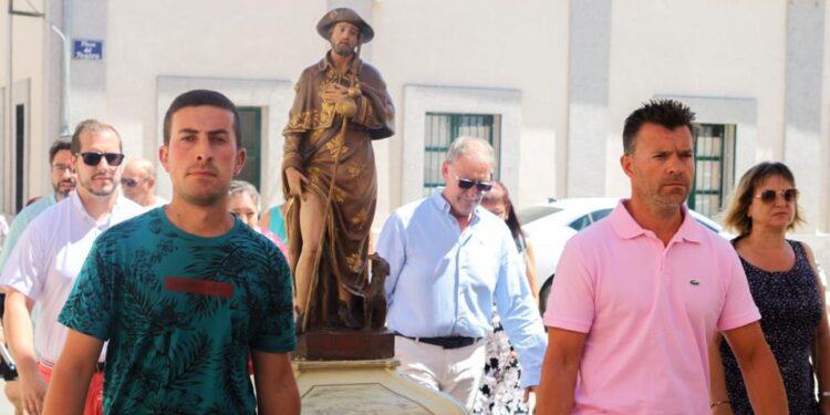 Cantalpino recupera la procesión de San Roque y sus vecinos acompañan al santo en un breve y rápido desfile