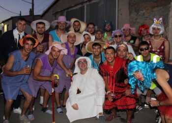 Cantalpino se llena de algarabía, colorido y disfraces durante el recorrido de las peñas acompañadas por la charanga
