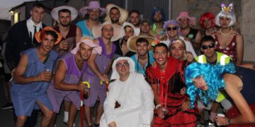 Cantalpino se llena de algarabía, colorido y disfraces durante el recorrido de las peñas acompañadas por la charanga