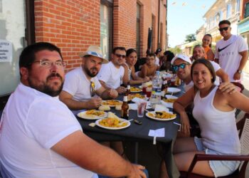 Cantalpino disfruta en la plaza de una paella popular ofrecida por la asociación taurina de la villa con una gran participación