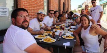 Cantalpino disfruta en la plaza de una paella popular ofrecida por la asociación taurina de la villa con una gran participación