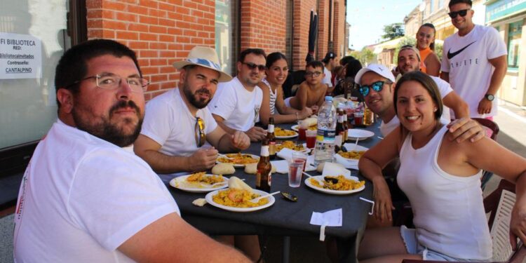Cantalpino disfruta en la plaza de una paella popular ofrecida por la asociación taurina de la villa con una gran participación
