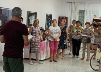 Cantaracillo acoge la exposición «La pintura y el tiempo» con las obras de Carmen Notario en el salón de la biblioteca municipal