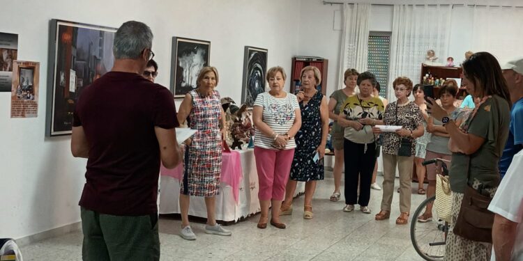 Cantaracillo acoge la exposición «La pintura y el tiempo» con las obras de Carmen Notario en el salón de la biblioteca municipal