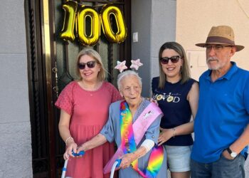 Macotera rinde un emotivo y merecido homenaje a su nueva vecina centenaria, Gertrudis Zaballos García