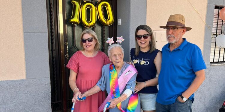 Macotera rinde un emotivo y merecido homenaje a su nueva vecina centenaria, Gertrudis Zaballos García