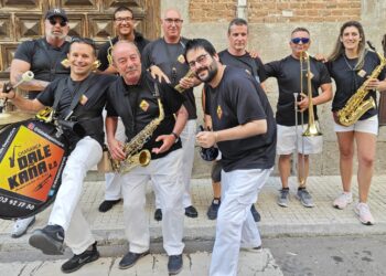 Dale Kaña 2.0 pone la animación y la música en el recorrido por las peñas donde no faltó su popular mascota «Pato Candela»