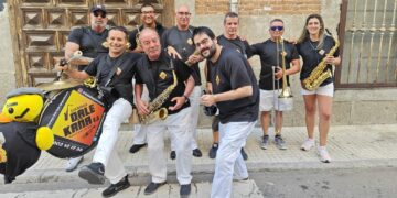 Dale Kaña 2.0 pone la animación y la música en el recorrido por las peñas donde no faltó su popular mascota «Pato Candela»