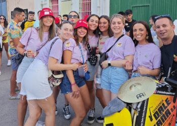 Dale Kaña 2.0 pone la animación y la música en el recorrido por las peñas donde no faltó su popular mascota «Pato Candela»