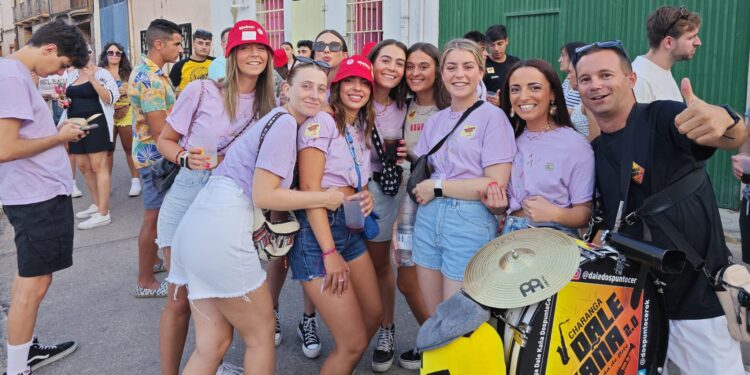 Dale Kaña 2.0 pone la animación y la música en el recorrido por las peñas donde no faltó su popular mascota «Pato Candela»