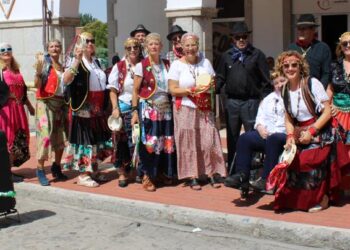 La histórica peña La Cabra disfruta del Jueves de Ferias en Peñaranda con sus miembros disfrazados de zíngaros