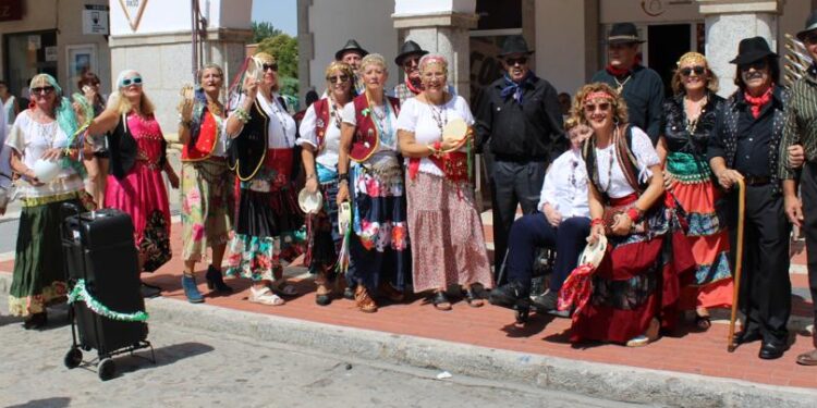 La histórica peña La Cabra disfruta del Jueves de Ferias en Peñaranda con sus miembros disfrazados de zíngaros