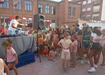 La infancia disfruta en Peñaranda con una de las novedades del programa festivo de este año como es la Color Party