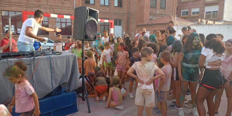 La infancia disfruta en Peñaranda con una de las novedades del programa festivo de este año como es la Color Party