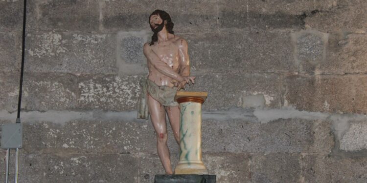 El «Cristo atado a la columna» de Esteban de Rueda sale de la sacristía y ya puede verse en la iglesia parroquial de Peñaranda