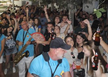 La charanga Dale Kaña 2.0 anima la tarde noche en Peñaranda recorriendo la localidad con peñas y jóvenes