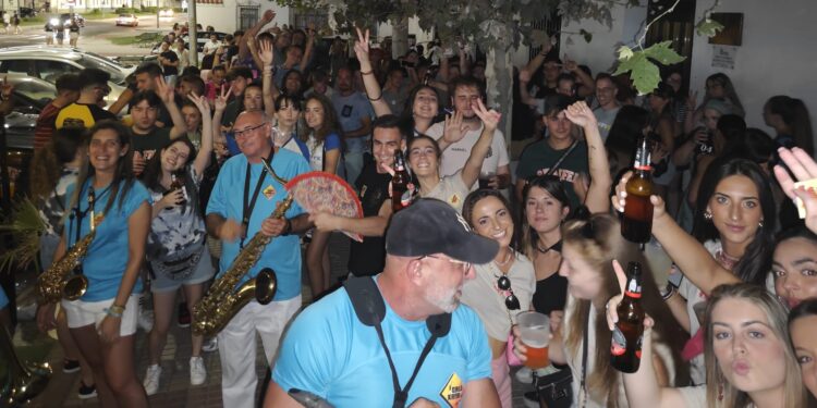La charanga Dale Kaña 2.0 anima la tarde noche en Peñaranda recorriendo la localidad con peñas y jóvenes
