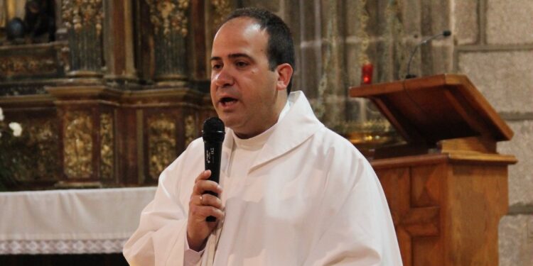 Macotera se moviliza en apoyo del actual párroco Fernando García y recoge firmas para pedir al Obispado que anule su traslado