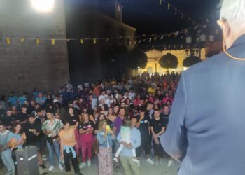 Alaraz se reúne en la plaza para escuchar el pregón de las fiestas de las Nieves a cargo de Godofredo García, hijo del pueblo