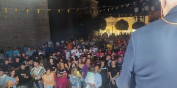 Alaraz se reúne en la plaza para escuchar el pregón de las fiestas de las Nieves a cargo de Godofredo García, hijo del pueblo