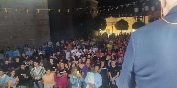 Alaraz se reúne en la plaza para escuchar el pregón de las fiestas de las Nieves a cargo de Godofredo García, hijo del pueblo