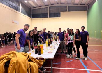 Huerta reúne a vecinos y peñistas en el pabellón cubierto para disfrutar juntos de una gran cena de confraternidad