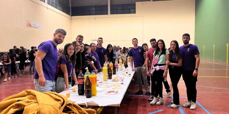 Huerta reúne a vecinos y peñistas en el pabellón cubierto para disfrutar juntos de una gran cena de confraternidad
