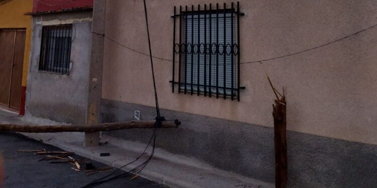 Otro susto en Palaciosrubios: una cosechadora derriba un poste de teléfono que cae sobre la antena de una vivienda