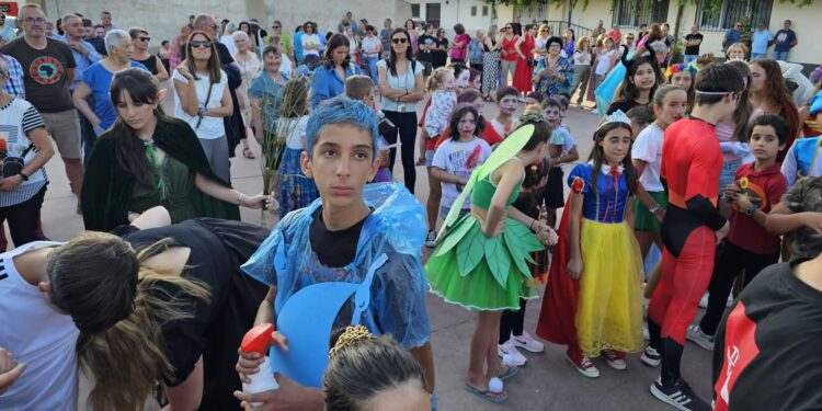 Ventosa del Río Almar disfruta de un intenso jueves festivo con desfile y concurso de disfraces y con una parrillada popular