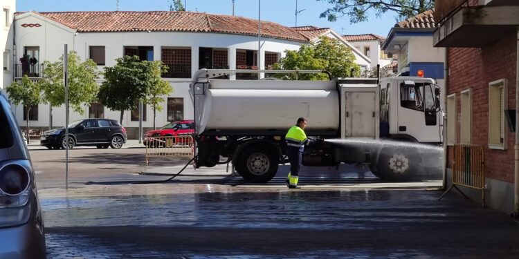 Peñaranda pone en marcha una nueva acción para la limpieza de calles y plazas con agua a presión y también de imbornales