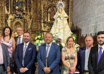 Macotera rinde honores a la Virgen de la Encina en una misa con asistencia de autoridades locales y cortes de honor