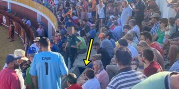 Susto en Macotera al venirse abajo una losa en una de las gradas de la plaza de toros durante el festejo de rejones