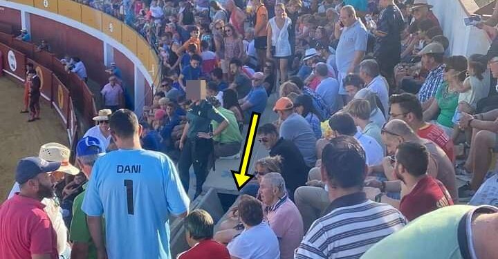 Susto en Macotera al venirse abajo una losa en una de las gradas de la plaza de toros durante el festejo de rejones