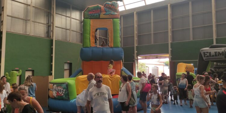Macotera dedica una jornada especial a los niños en el prólogo festivo con megatobogán acuático e hinchables en el pabellón