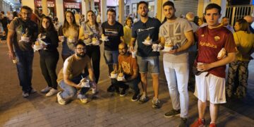 Peñaranda dice adiós a sus Ferias y Fiestas 2023 con la popular degustación de carne de novillo en una plaza abarrotada
