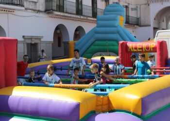 Los niños vuelven a protagonizar la mañana del Jueves de Ferias en Peñaranda con la multiactividad infantil en la plaza Nueva