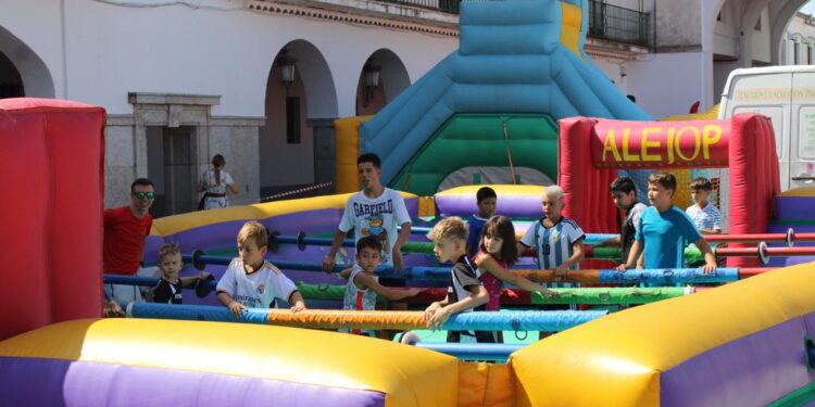 Los niños vuelven a protagonizar la mañana del Jueves de Ferias en Peñaranda con la multiactividad infantil en la plaza Nueva