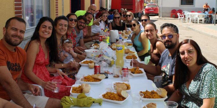 Villaflores vive su despedida festiva con una animada paella popular en la plaza que ha reunido a 800 comensales